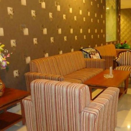 Maesa Hotel Ponorogo Exteriör bild