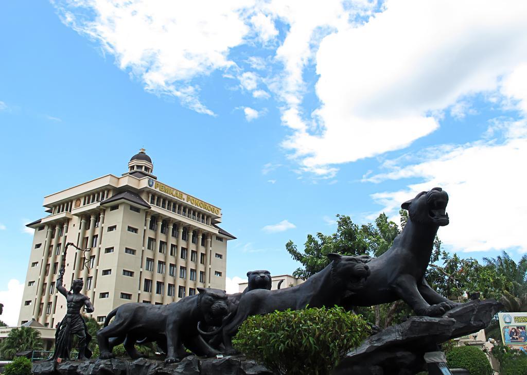 Maesa Hotel Ponorogo Exteriör bild
