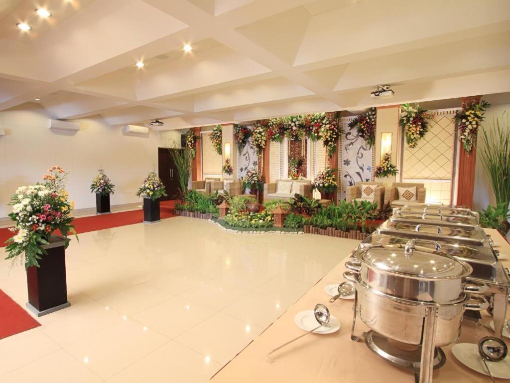 Maesa Hotel Ponorogo Exteriör bild