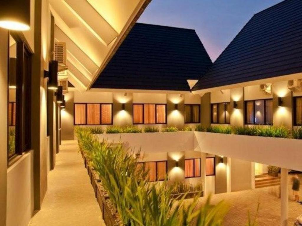 Maesa Hotel Ponorogo Exteriör bild