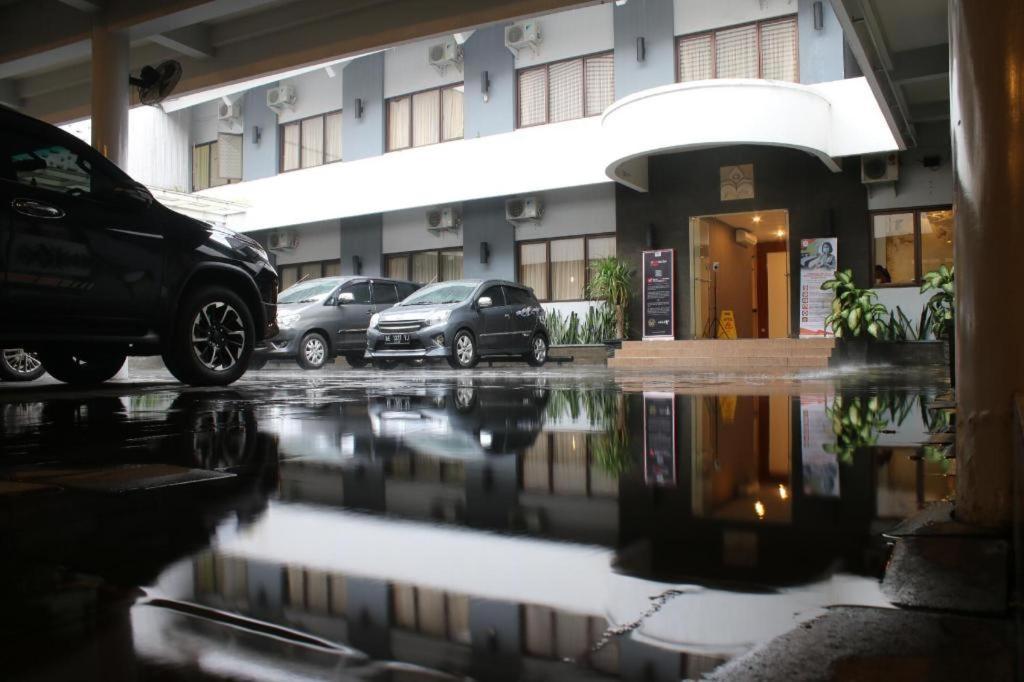 Maesa Hotel Ponorogo Exteriör bild