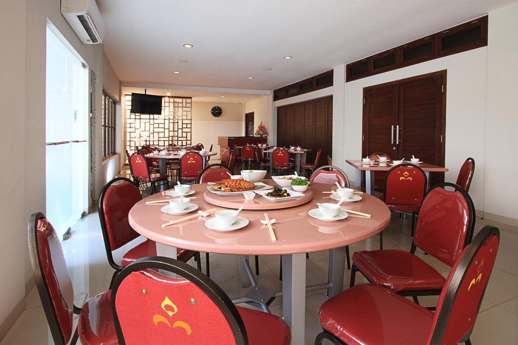 Maesa Hotel Ponorogo Exteriör bild