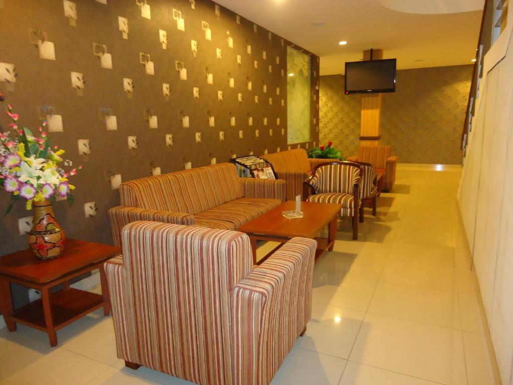 Maesa Hotel Ponorogo Exteriör bild