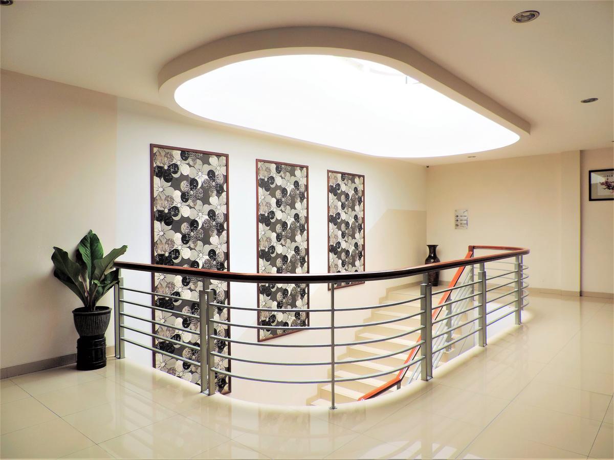 Maesa Hotel Ponorogo Exteriör bild