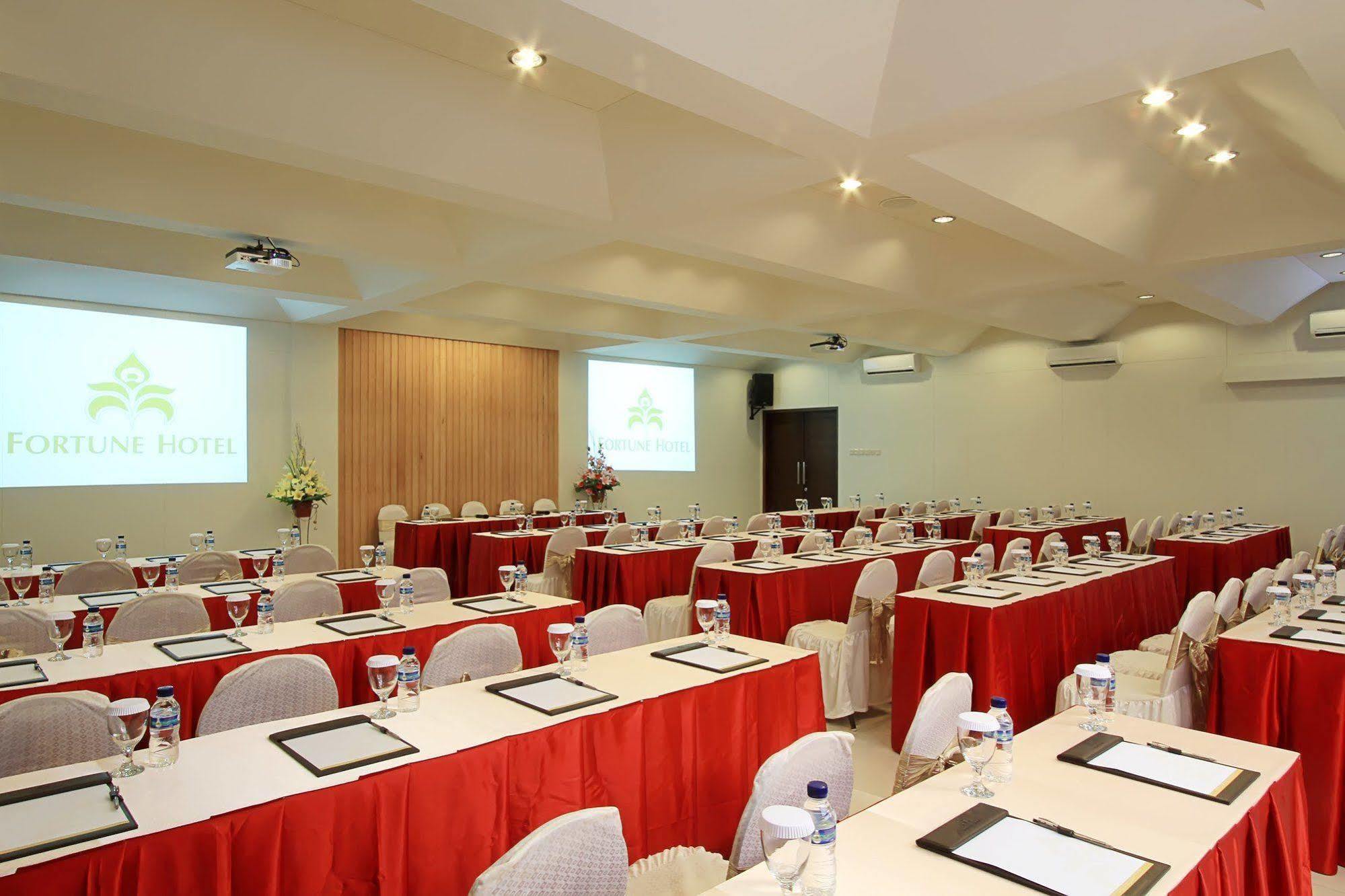 Maesa Hotel Ponorogo Exteriör bild